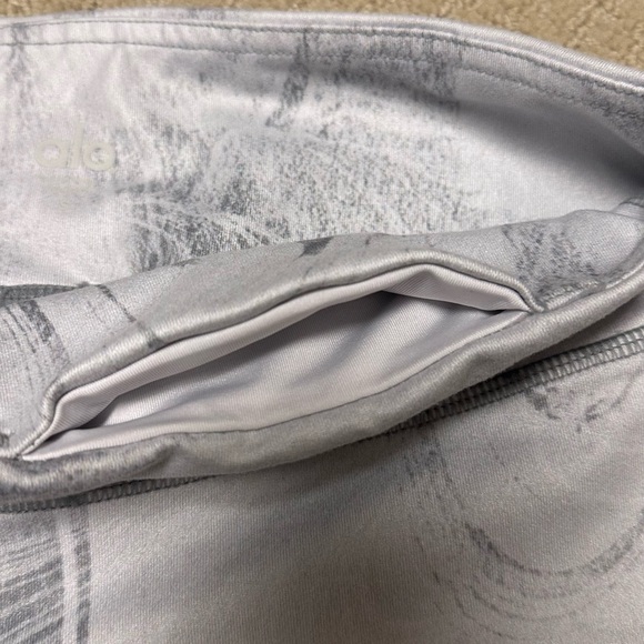 ALO Yoga Gray Patterned Leggings - Picture 4 of 6